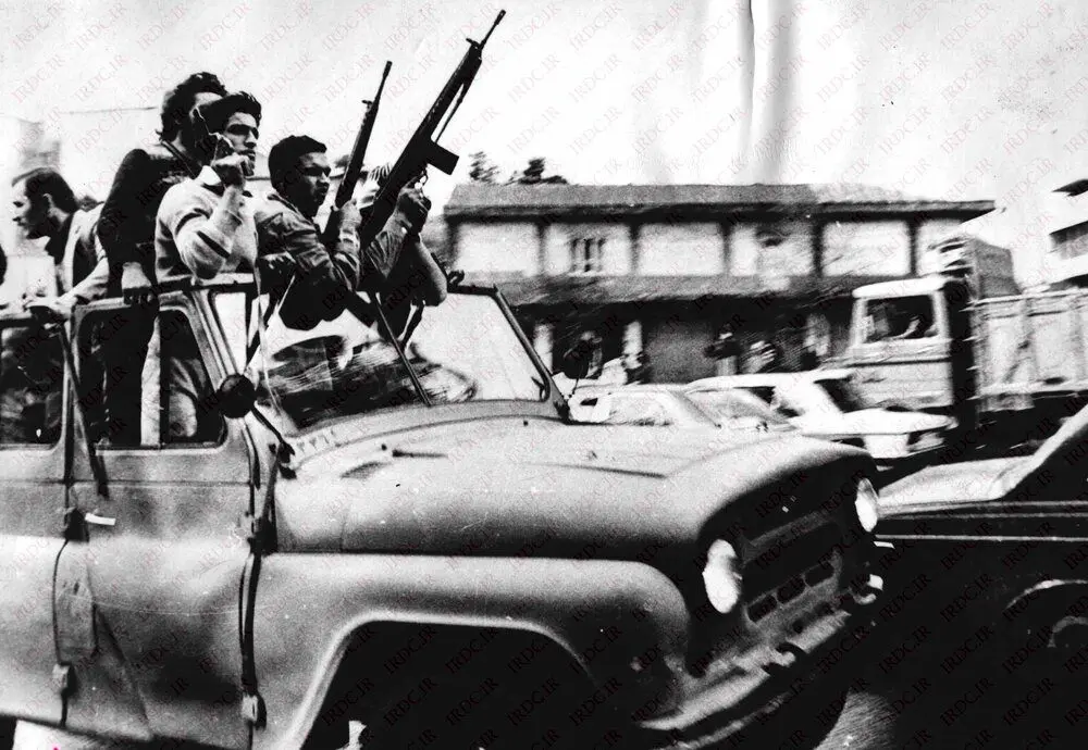 انقلاب 57 با اسلحه پیروز نشد