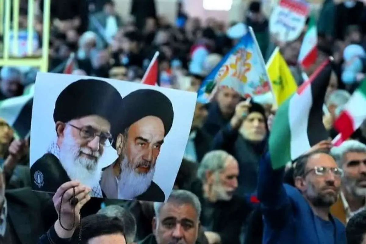 این خانم با لباس ارتش در راهپیمایی 22 بهمن در لنز عکاسان قرار گرفت.