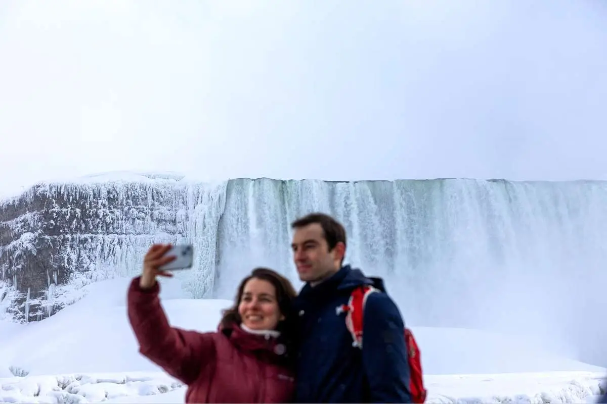 تصاویر; آبشار یخ زده نیاگارا گردشگران را مجذوب خود کرد