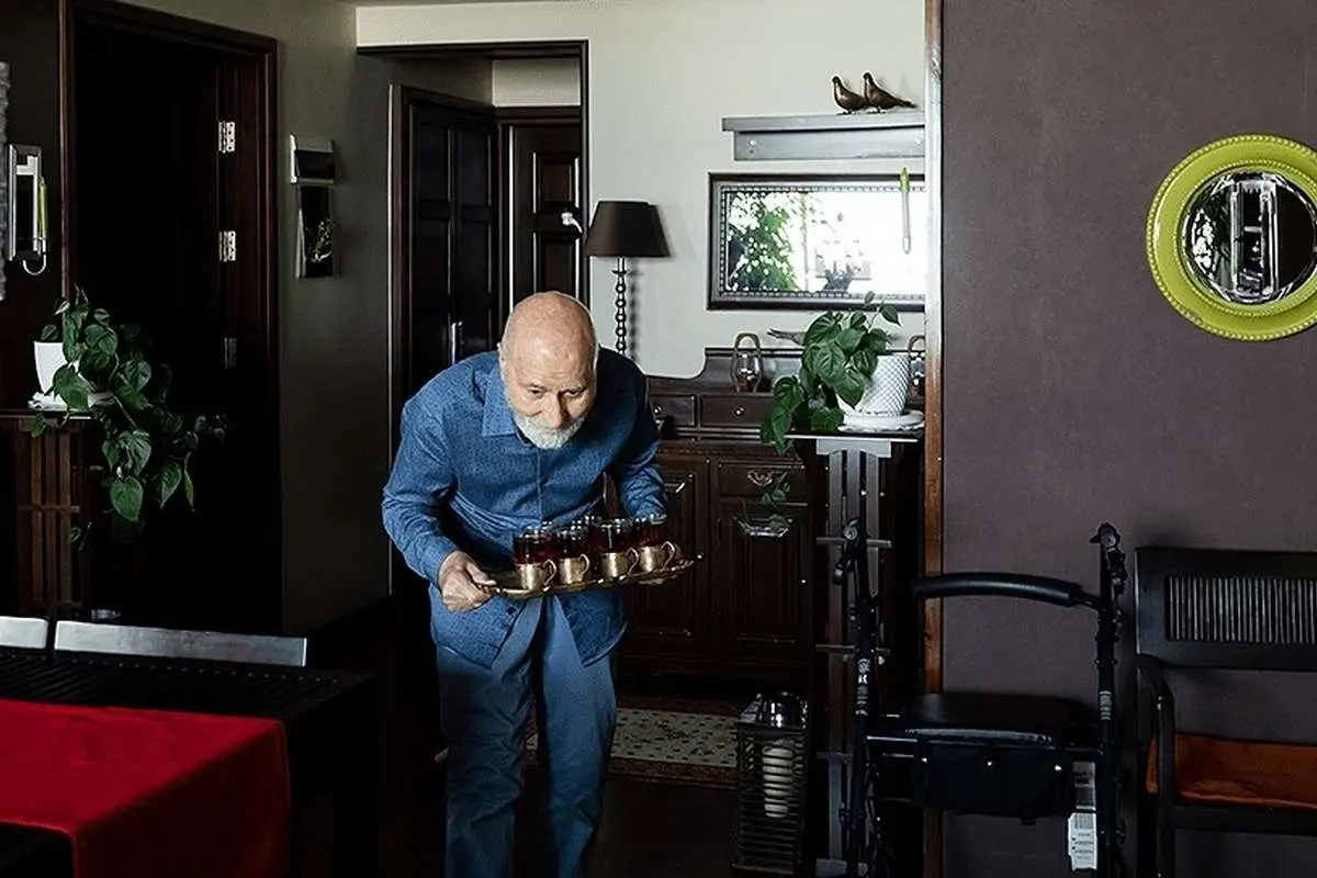 تصاویری از بهزاد نبوی در خانه اش