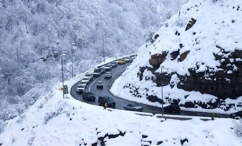 جاده چالوس یکطرفه شد/ برف و باران در 4 محور استانی