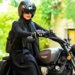 حتی اگر موافق نباشید به زنان گواهینامه موتور سیکلت می دهند!