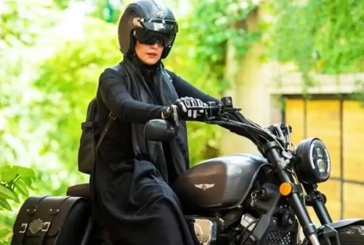 حتی اگر موافق نباشید به زنان گواهینامه موتور سیکلت می دهند!