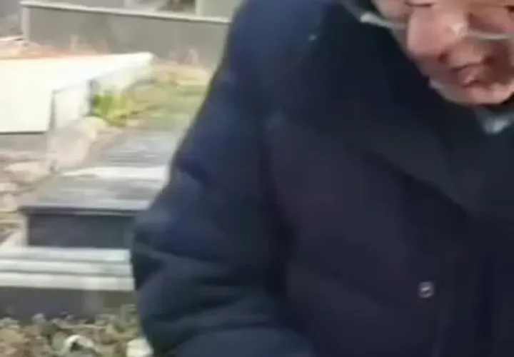 حضور احمدی نژاد در مراسم چهلمین سالگرد یکی از قربانیان دی ماه 3 حضور احمدی نژاد در مراسم چهلمین سالگرد یکی از قربانیان دی ماه