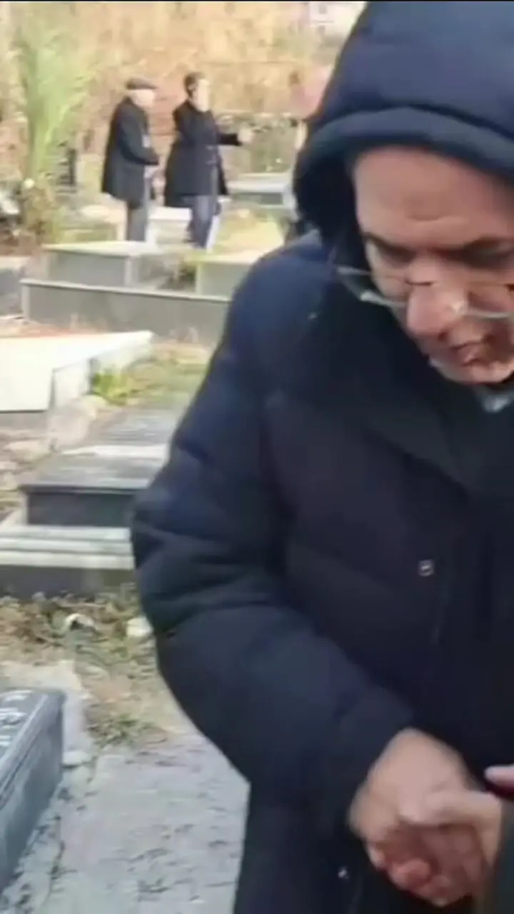 حضور احمدی نژاد در مراسم چهلمین سالگرد یکی از قربانیان دی ماه