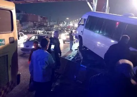 خروج مینی‌بوس از بزرگراه آیت‌الله سعیدی/ ۱۰ مجروح