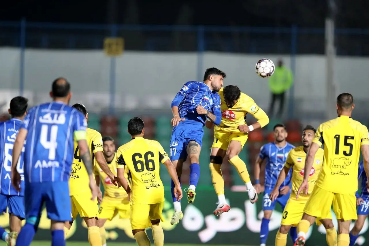 داوری که صحنه های جنجالی بازی استقلال - فجرسپاسی را کارگردانی کرد; پنالتی بود؟ 1 داوری که صحنه های جنجالی بازی استقلال - فجرسپاسی را کارگردانی کرد; پنالتی بود؟