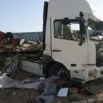 در تصادف تریلر و پژو در زنجان جسد 1.8 متری جا ماند.