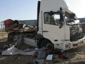 در تصادف تریلر و پژو در زنجان جسد 1.8 متری جا ماند. 8 در تصادف تریلر و پژو در زنجان جسد 1.8 متری جا ماند.