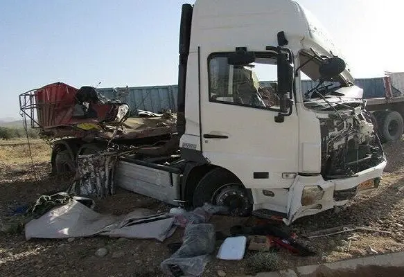 در تصادف تریلر و پژو در زنجان جسد 1.8 متری جا ماند. 1 در تصادف تریلر و پژو در زنجان جسد 1.8 متری جا ماند.