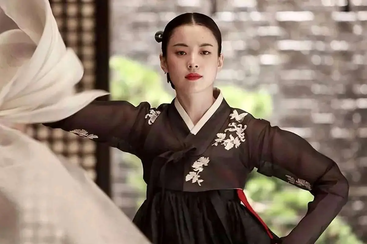 خلبان با کت و شلوار در کنار یک هواپیمای جنگنده 