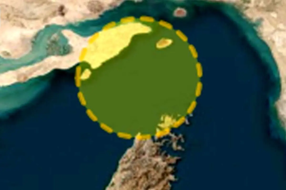 رویترز: قایق های مسلح تلاش کردند یک کشتی را در تنگه هرمز رهگیری کنند