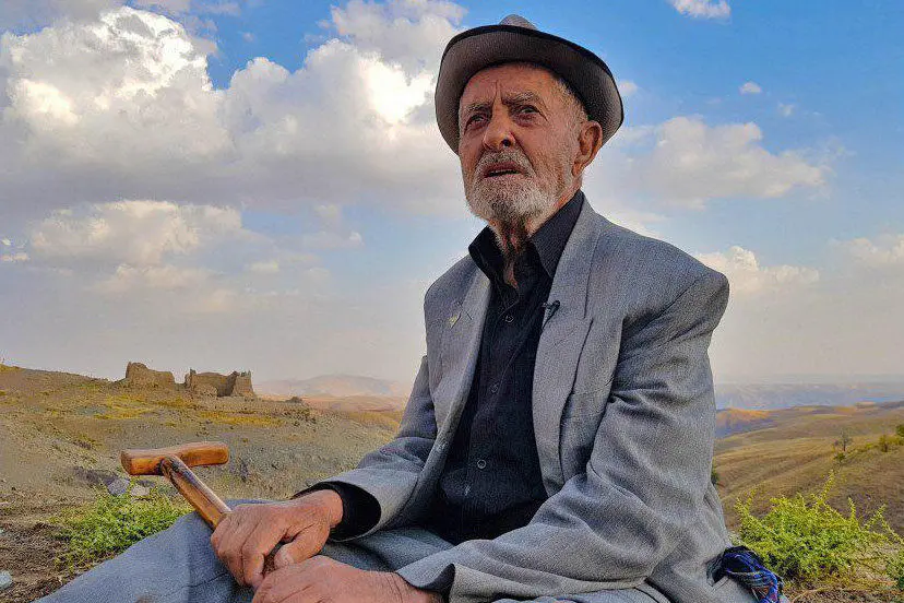 ریزعلی خواجوی; قهرمان زنده عشق است!