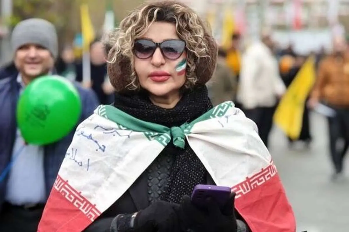 زنان شرکت کننده در راهپیمایی 22 بهمن به عنوان بخشی از تصاویر تلویزیونی