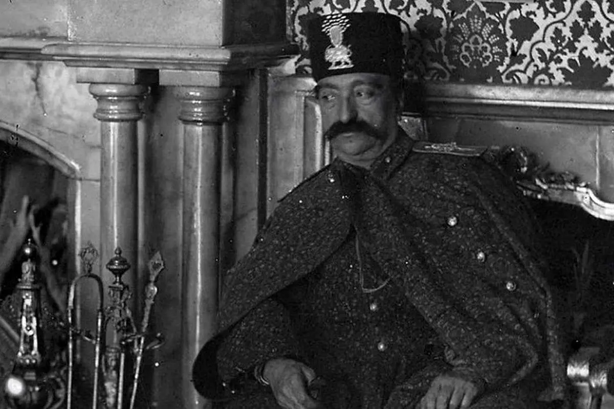     سلفی ناصرالدین شاه با همسرانش در کاخ گلستان