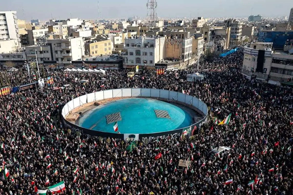 وفاداری مردم تهران به سومین رهبر انقلاب