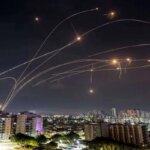 شات سینمایی از موشک در آسمان تل آویو