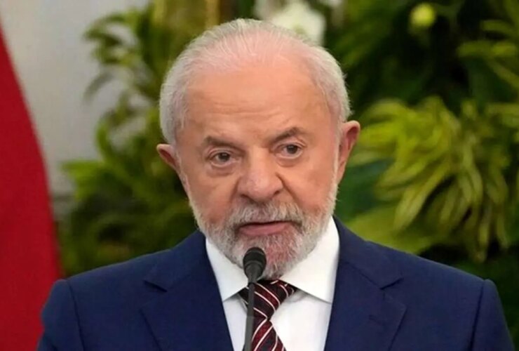 عصبانیت رئیس جمهور برزیل؛ هرکس توپ و کشتی داشته باشد فکر می کند صاحب دنیاست!