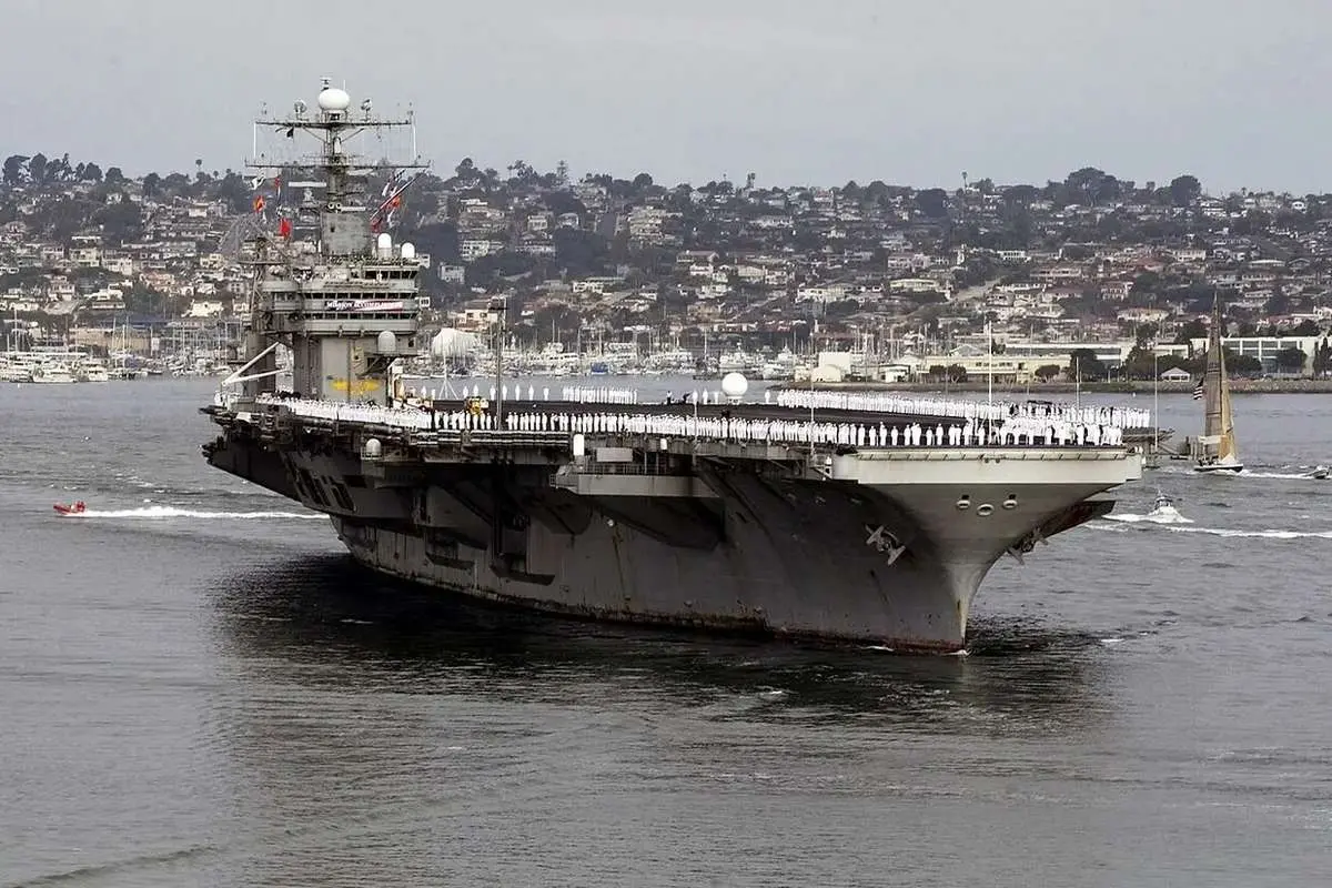 آبراهام لینکلن مورد هدف موشک های ارتش قرار گرفت