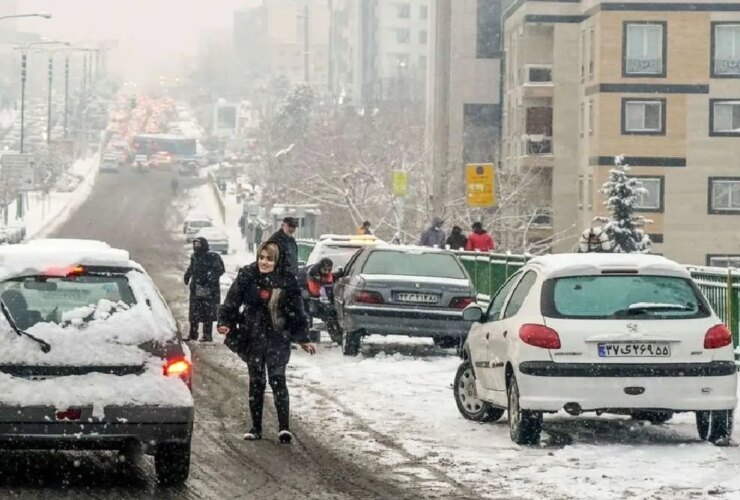در تهران برف می بارد