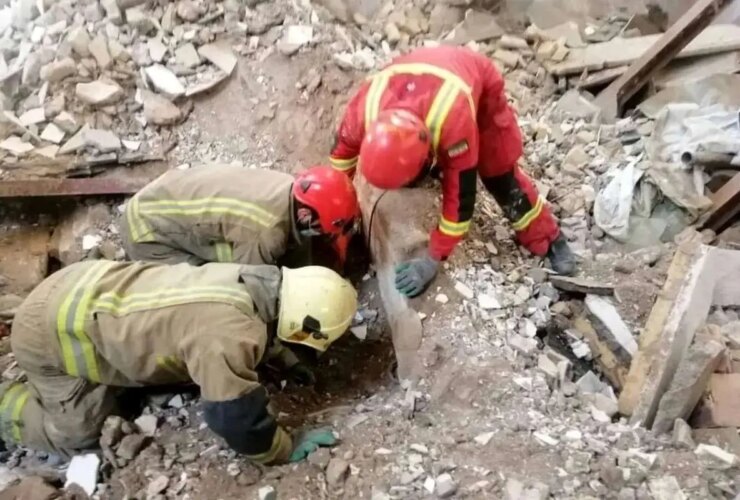 نجات معجزه آسای پسر 12 ساله از زیر آوار 26 نجات معجزه آسای پسر 12 ساله از زیر آوار