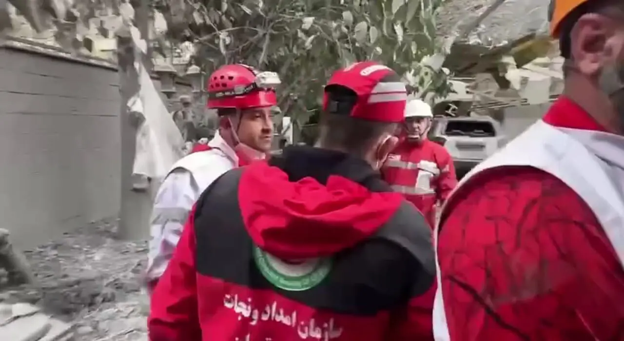 آواربرداری از یک منطقه مسکونی در تهران 1 آواربرداری از یک منطقه مسکونی در تهران