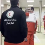 برای دیدن؛ پژمان جمشیدی با لباس هلال احمر در حال آفتاب گرفتن