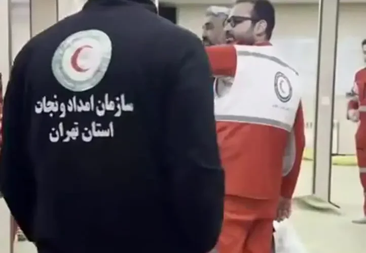 برای دیدن؛ پژمان جمشیدی با لباس هلال احمر در حال آفتاب گرفتن