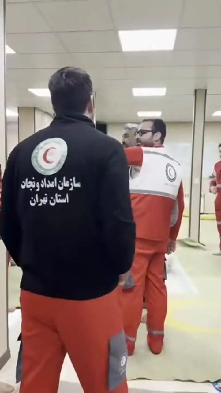 برای دیدن؛ پژمان جمشیدی با لباس هلال احمر در حال آفتاب گرفتن