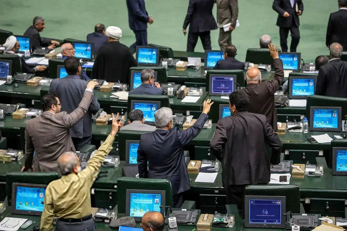 بیانیه نمایندگان مجلس: ما در کنار رهبر انقلاب هستیم