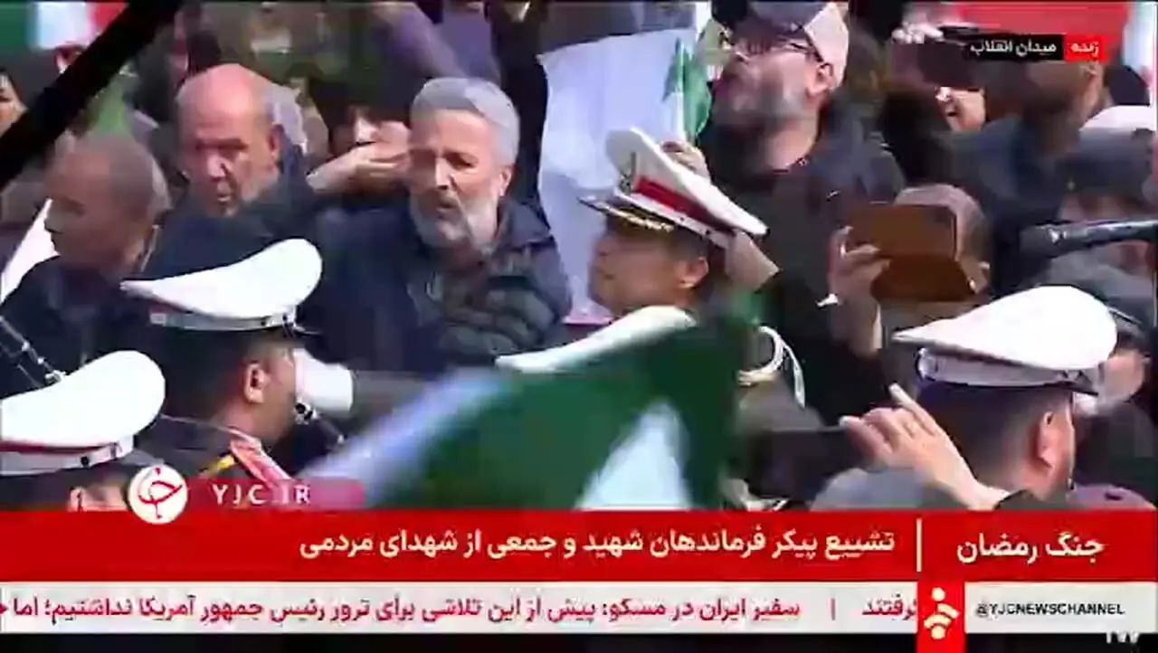 تشییع پیکر فرماندهان در میدان انقلاب