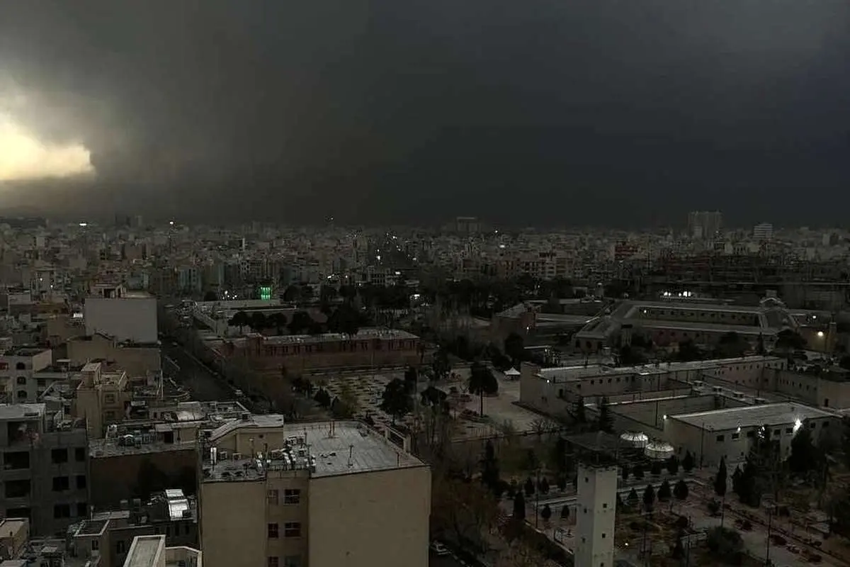 تصاویر; آسمان تاریک تهران/تاریکی ناشی از ترکیب دود و ابر است