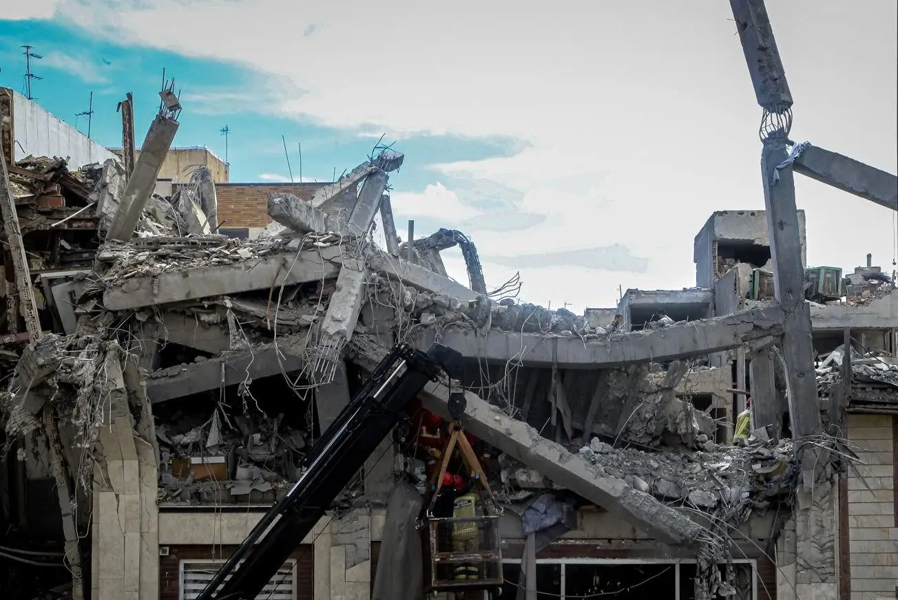 تصاویر; اثرات حمله به ساختمان های مسکونی در تهران در هفتم فروردین 1 تصاویر; اثرات حمله به ساختمان های مسکونی در تهران در هفتم فروردین