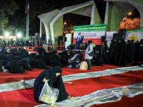 تصاویر; افطار مقابل دانشگاه تهران