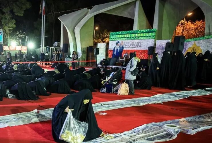 تصاویر; افطار مقابل دانشگاه تهران