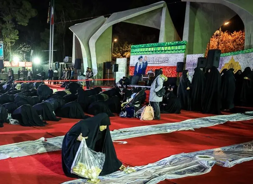 تصاویر; افطار مقابل دانشگاه تهران