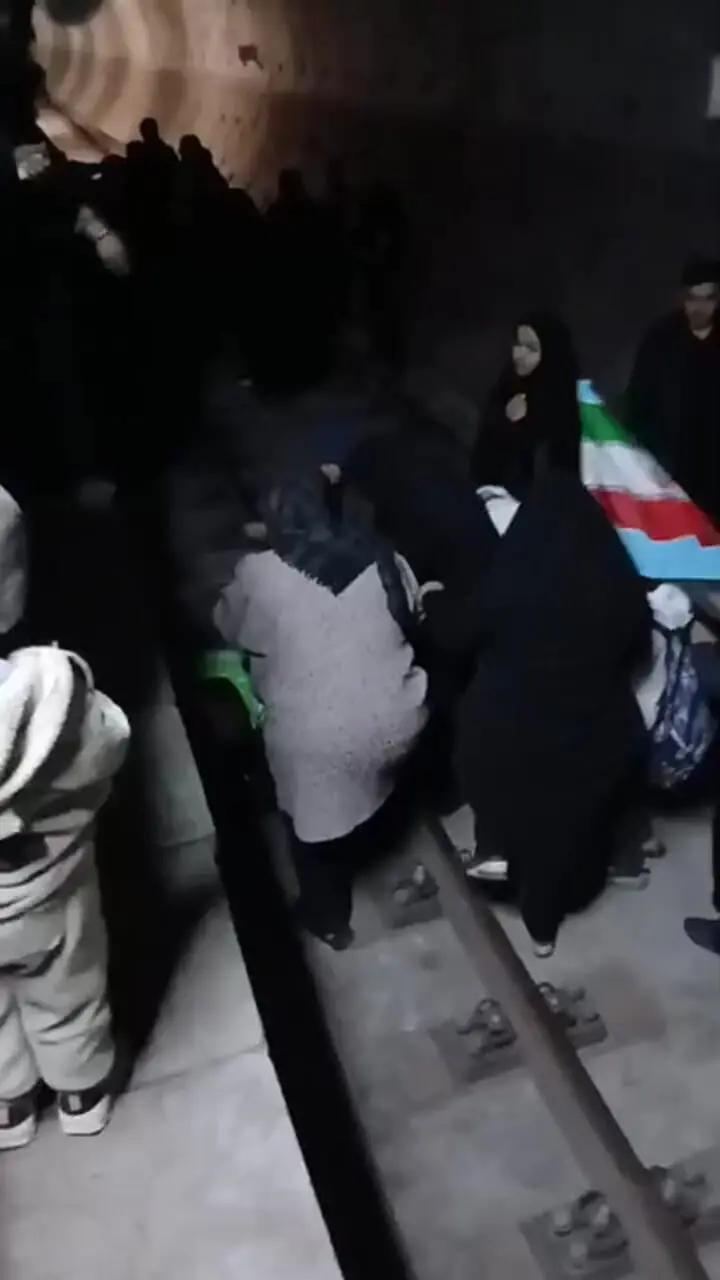 تلاش می کنیم مردم را از تونل مترو اصفهان نجات دهیم