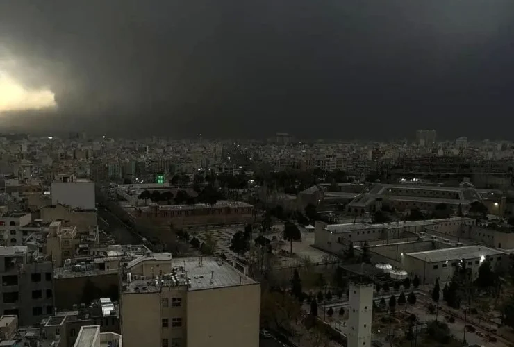 راز بارش باران سیاه در پایتخت محاصره شده تهران چیست؟