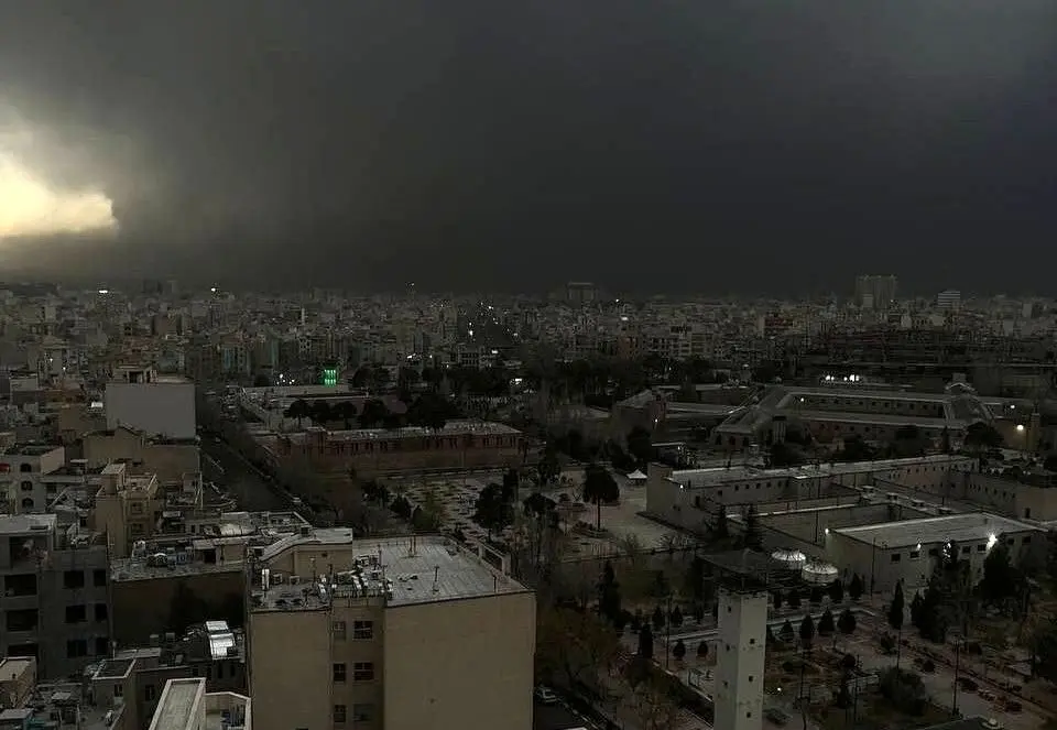 راز بارش باران سیاه در پایتخت محاصره شده تهران چیست؟