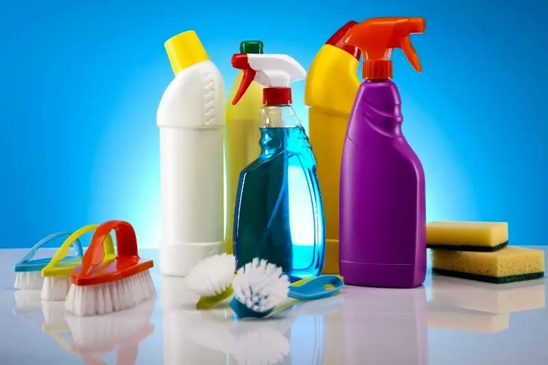 مشکلات بهداشتی که زنان خانه دار هنگام استفاده از مواد شوینده با آن مواجه می شوند