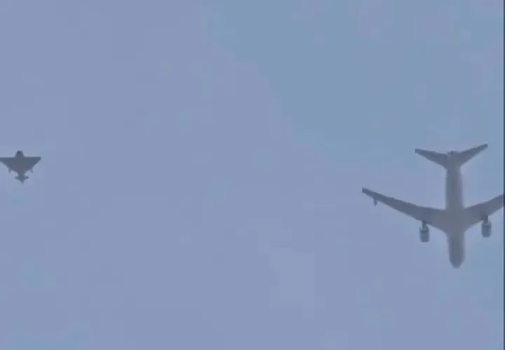 ویدئوی همراهی هواپیماهای مسافربری با استفاده از جت های جنگنده در دبی