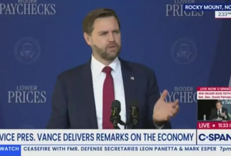 پاسخ عجیب معاون ترامپ به سوال درباره جنگ با ایران/ حاضر نیستم بگویم نمی خواهم به زندان بروم