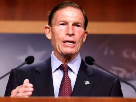 سناتور آمریکایی: جنگ در ایران به افزایش چشمگیر قیمت ها در آمریکا منجر شده است