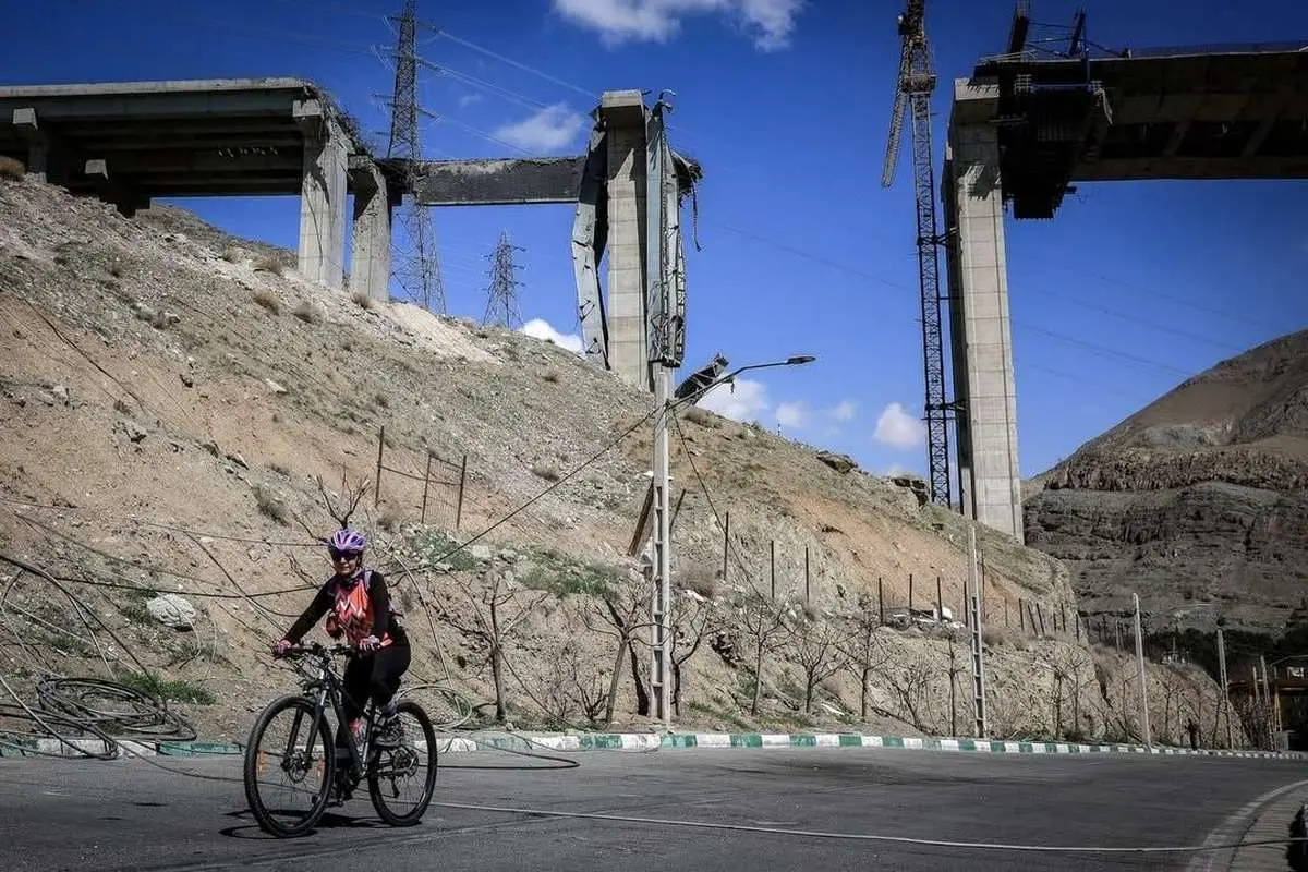 تصاویر: یک روز پس از حمله هوایی به پل B1 کرج 1 تصاویر: یک روز پس از حمله هوایی به پل B1 کرج