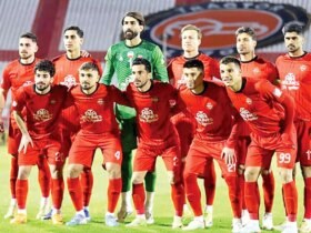 بزرگ جلوی باشگاه تراکتورسازی