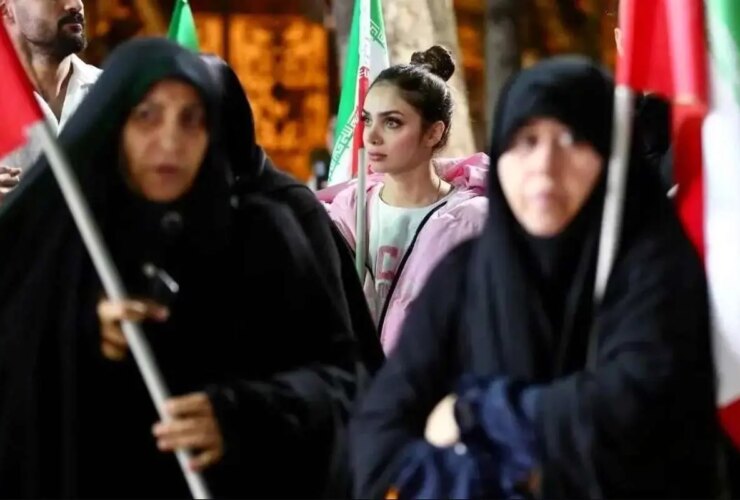 متن و حاشیه نشست شب در باغ فردوس تهران