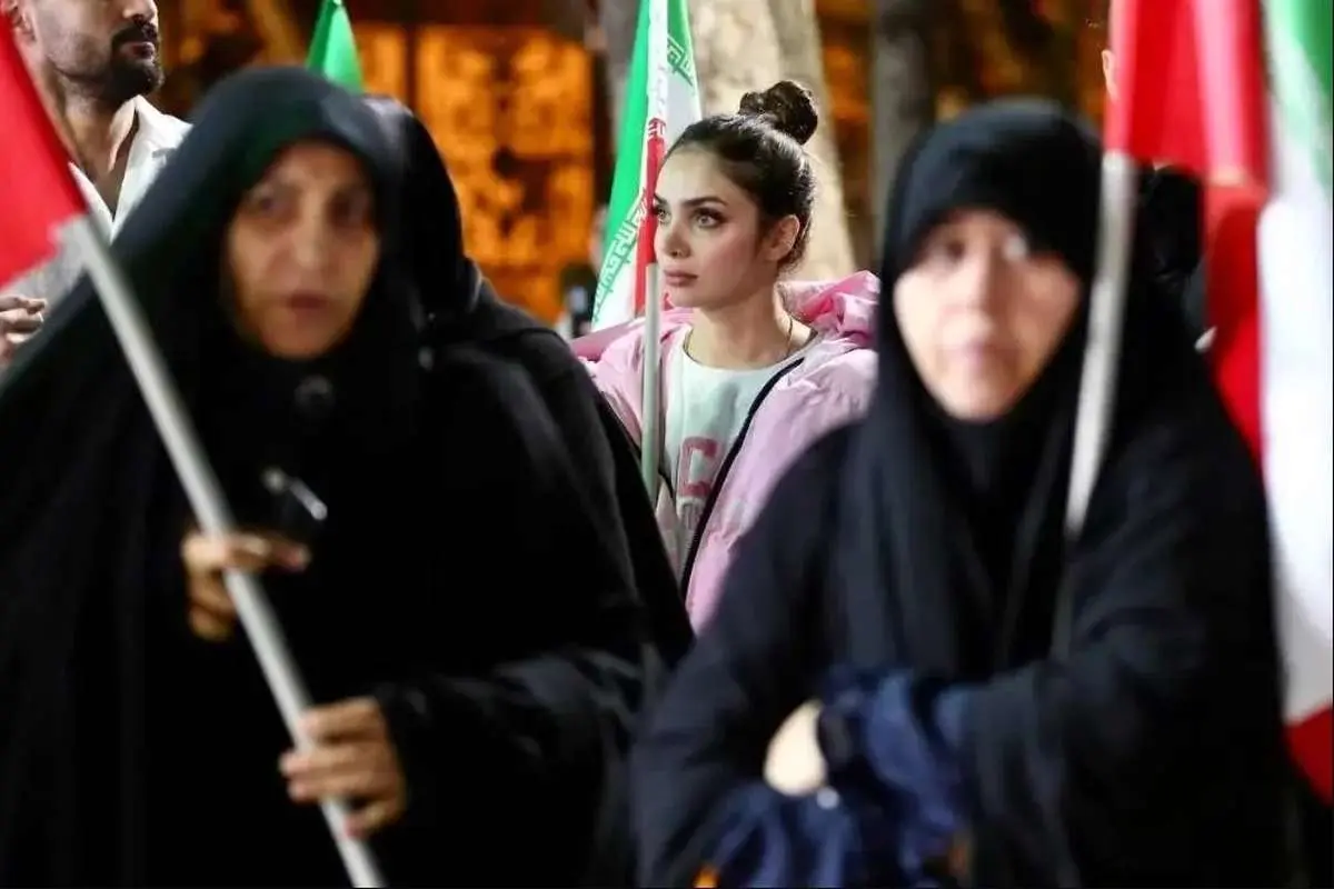 متن و حاشیه نشست شب در باغ فردوس تهران