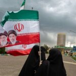 زنجیره انسانی در مقابل نیروگاه ها و پل ها