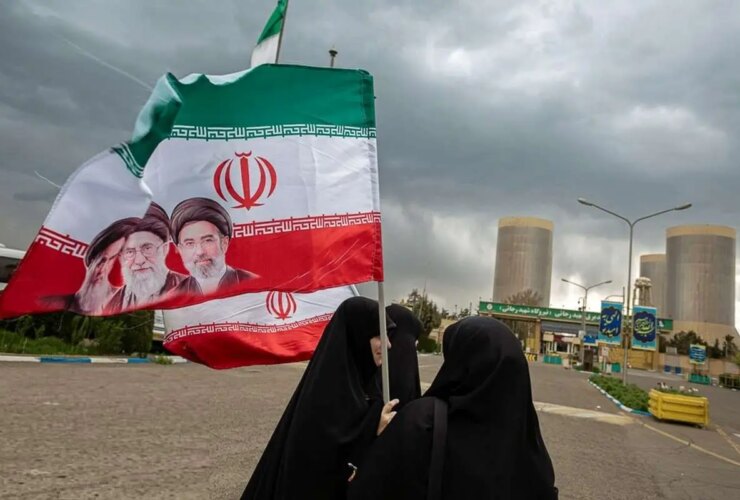 زنجیره انسانی در مقابل نیروگاه ها و پل ها