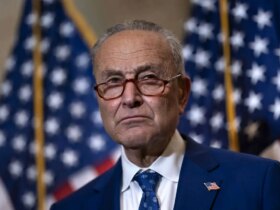 چاک شومر: خوشحالم که ترامپ عقب نشینی کرد